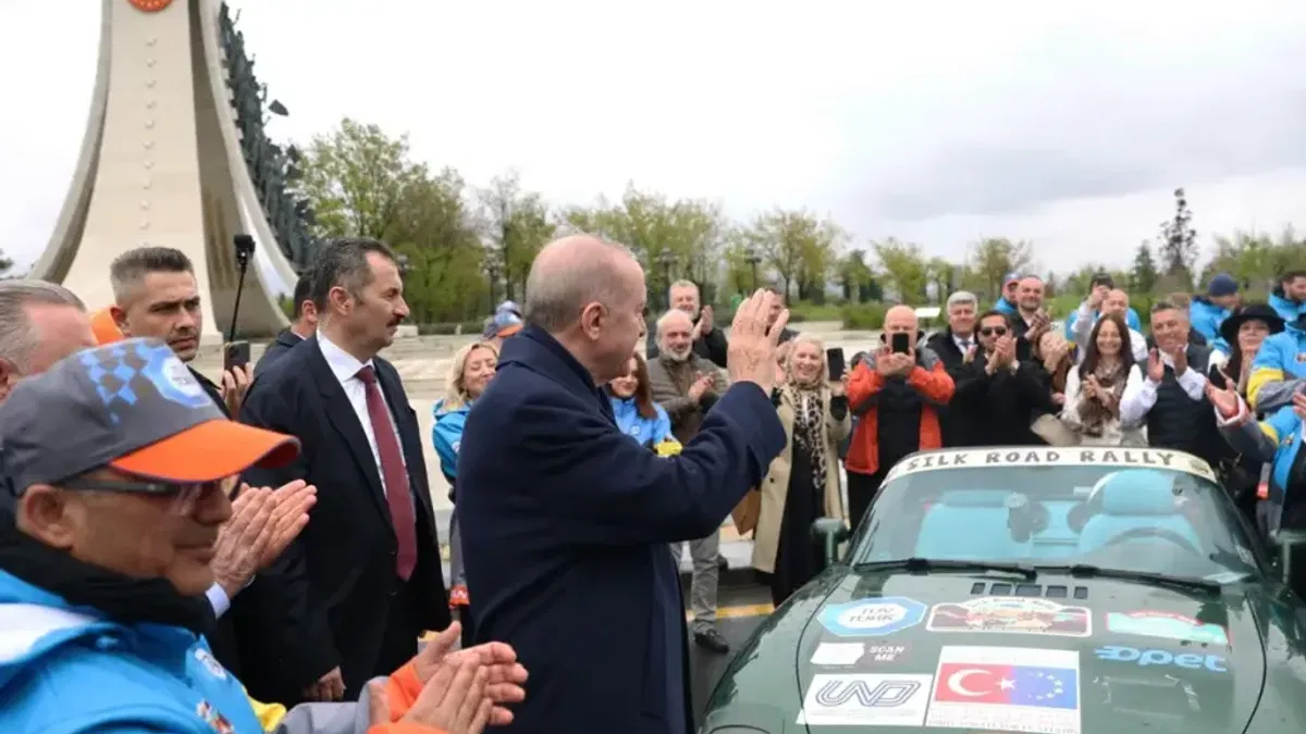 Cumhurbaşkanı Erdoğan, ralli kafilesini Külliye’den uğurladı