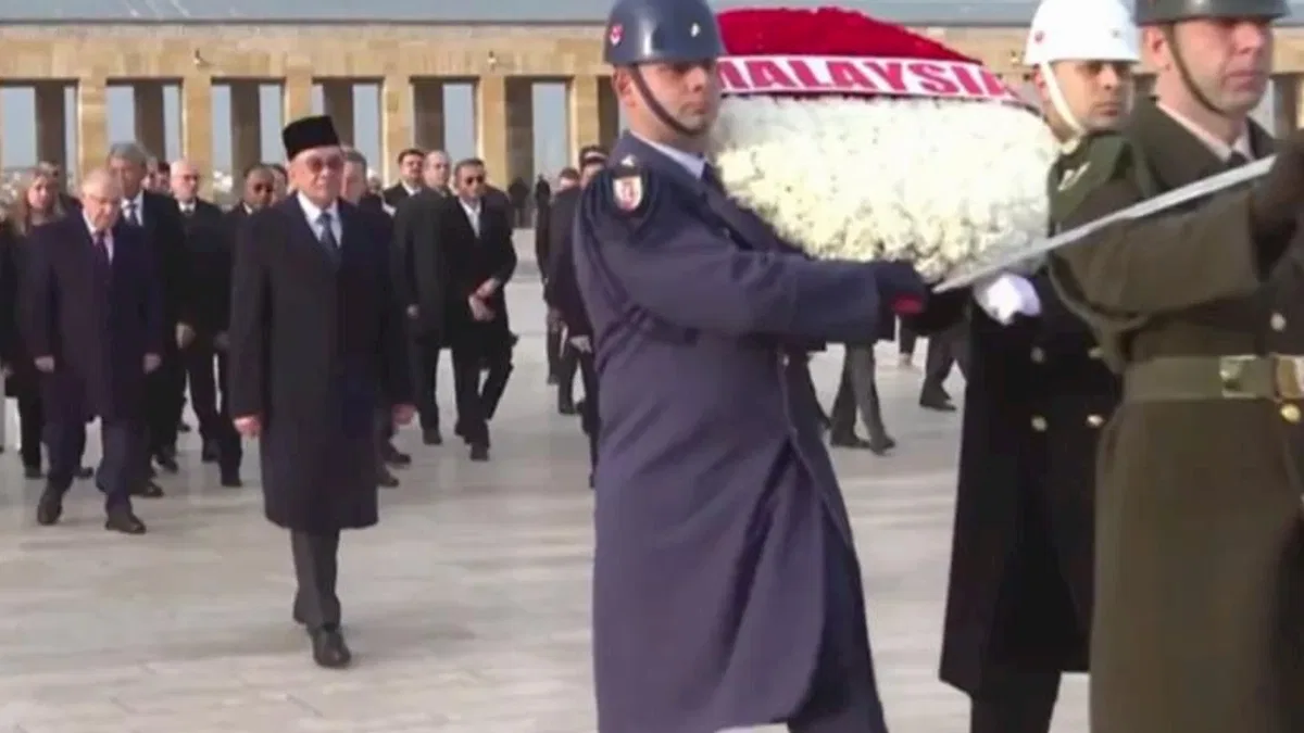 Malezya Başbakanı Enver İbrahim Anıtkabir'i ziyaret etti