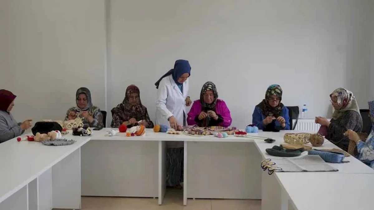 Çayırovalı kadınlar dikiş ve örgü kurslarında eğitim görüyor