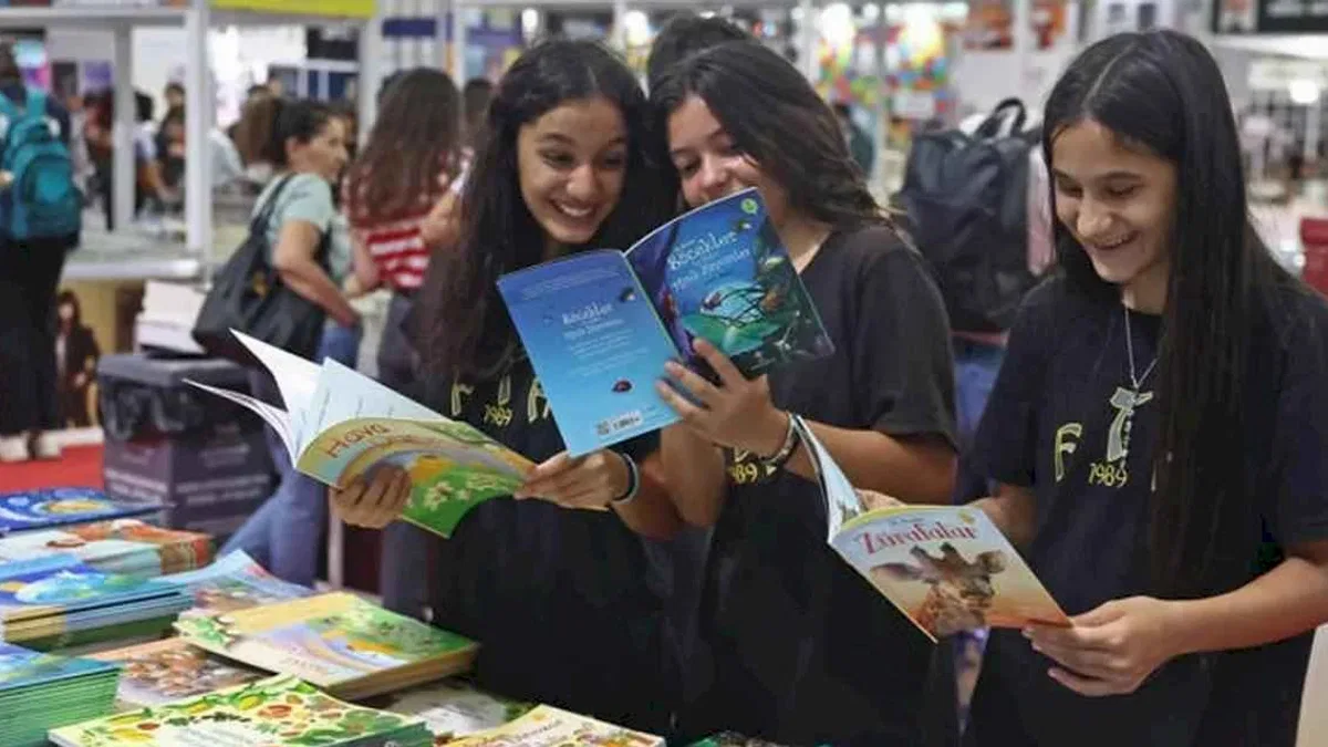 Antalya Kitap Fuarı’na öğrencilerden yoğun ilgi