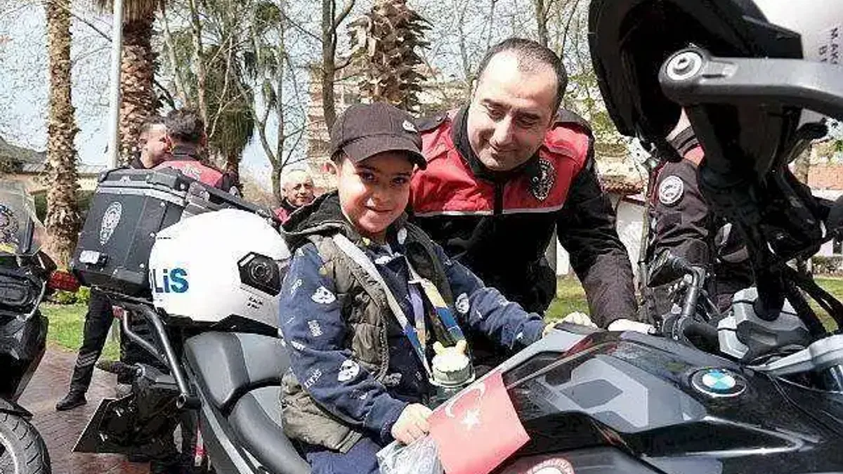 Kocaeli'de Yunus polisleri, çocukların gönlünü fethetti