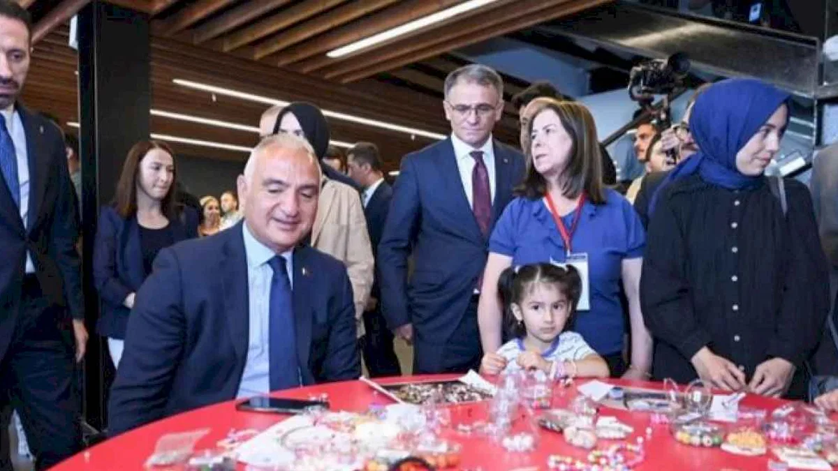 Bakan Ersoy: Van adeta Sanat Galerisi'ne dönüşecek