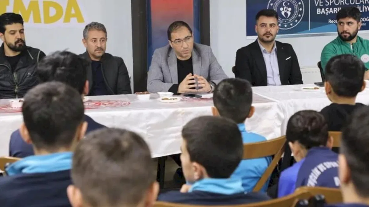 Ağrı'da Sporcu Eğitim Merkezi’nde gençlerle iftar buluşması