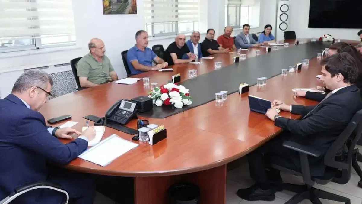 Artvin'de Vali Ergün muhtarları dinledi