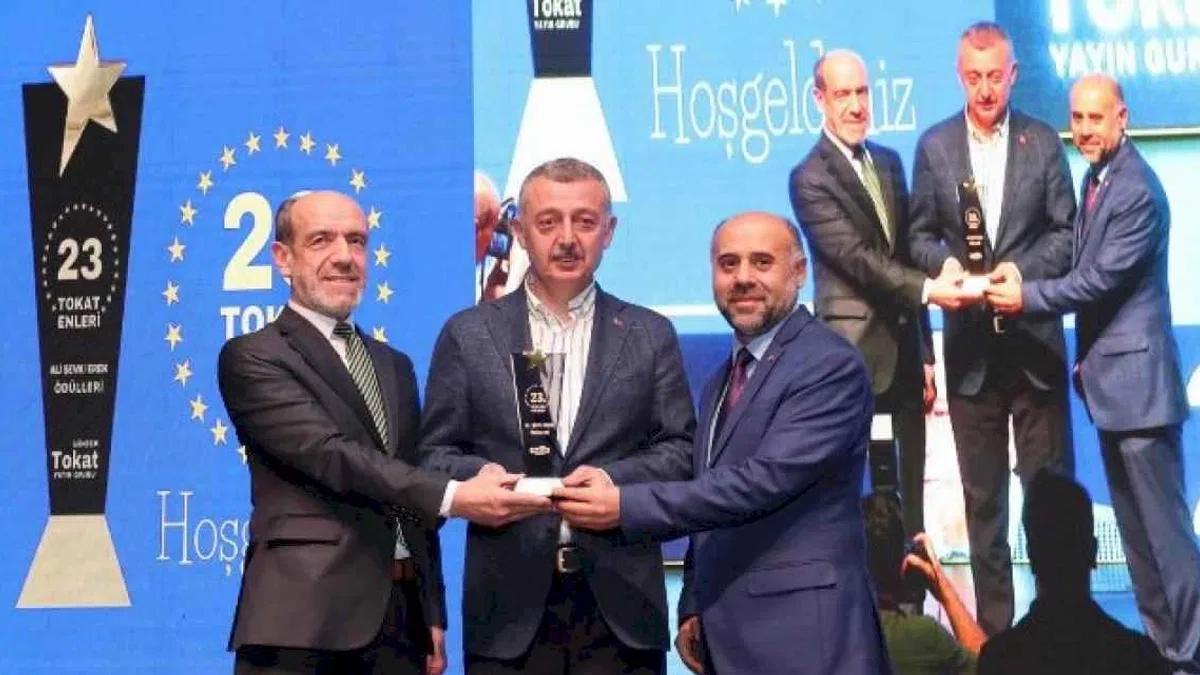 Tokatlılardan Başkan Büyükakın’a özel ödül