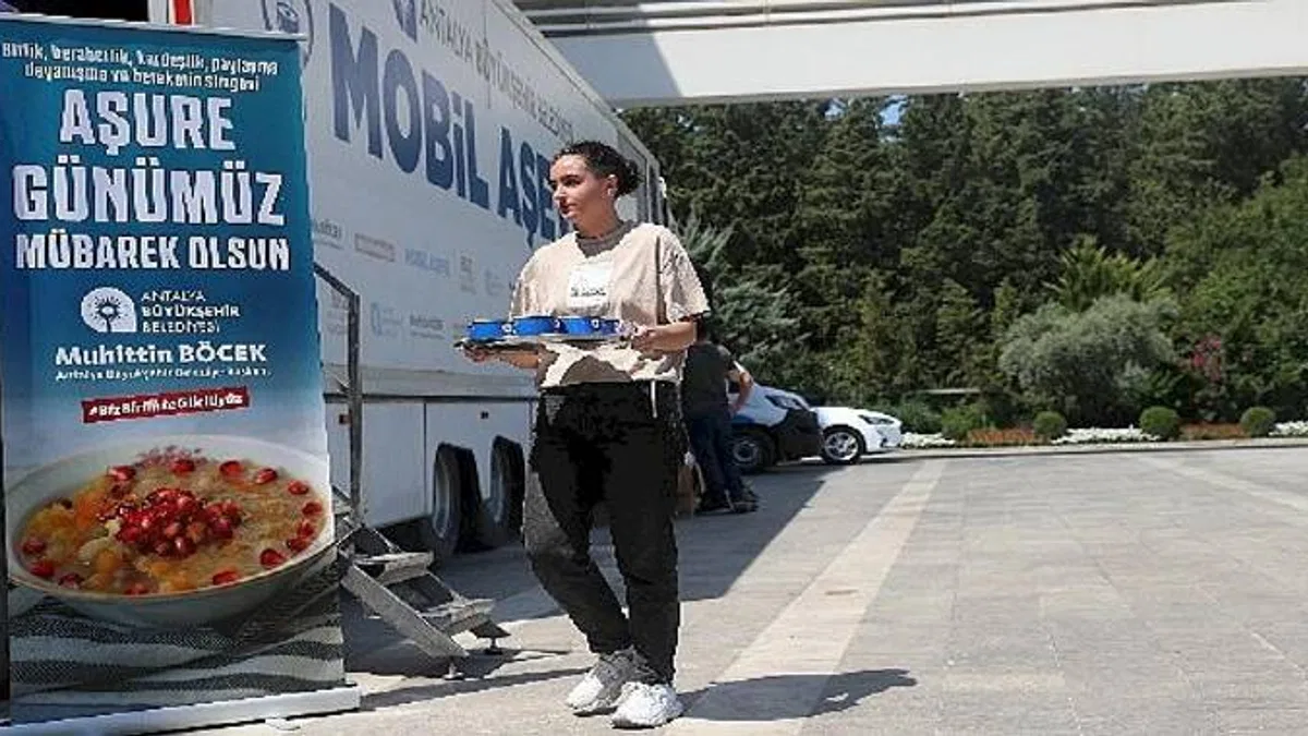 Antalya Büyükşehir'den 50 bin kişiye aşure ikramı