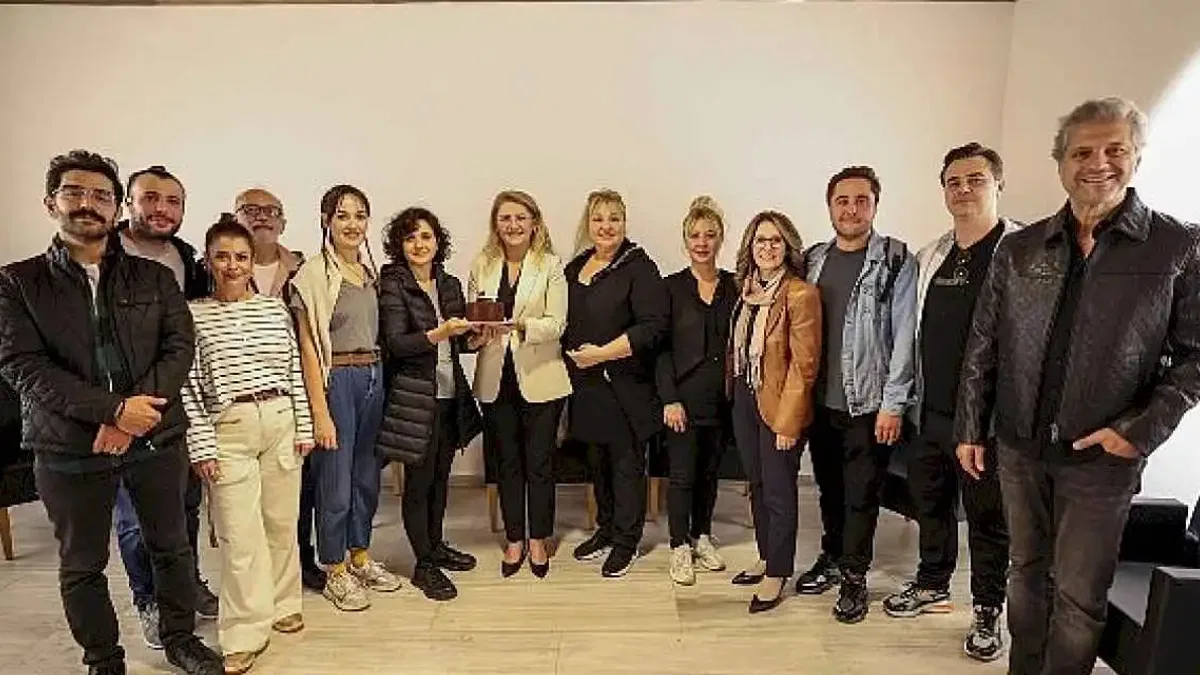 Başkan Ovalıoğlu, Yenilenen Leyla Gencer'deki İlk Oyunu İzledi