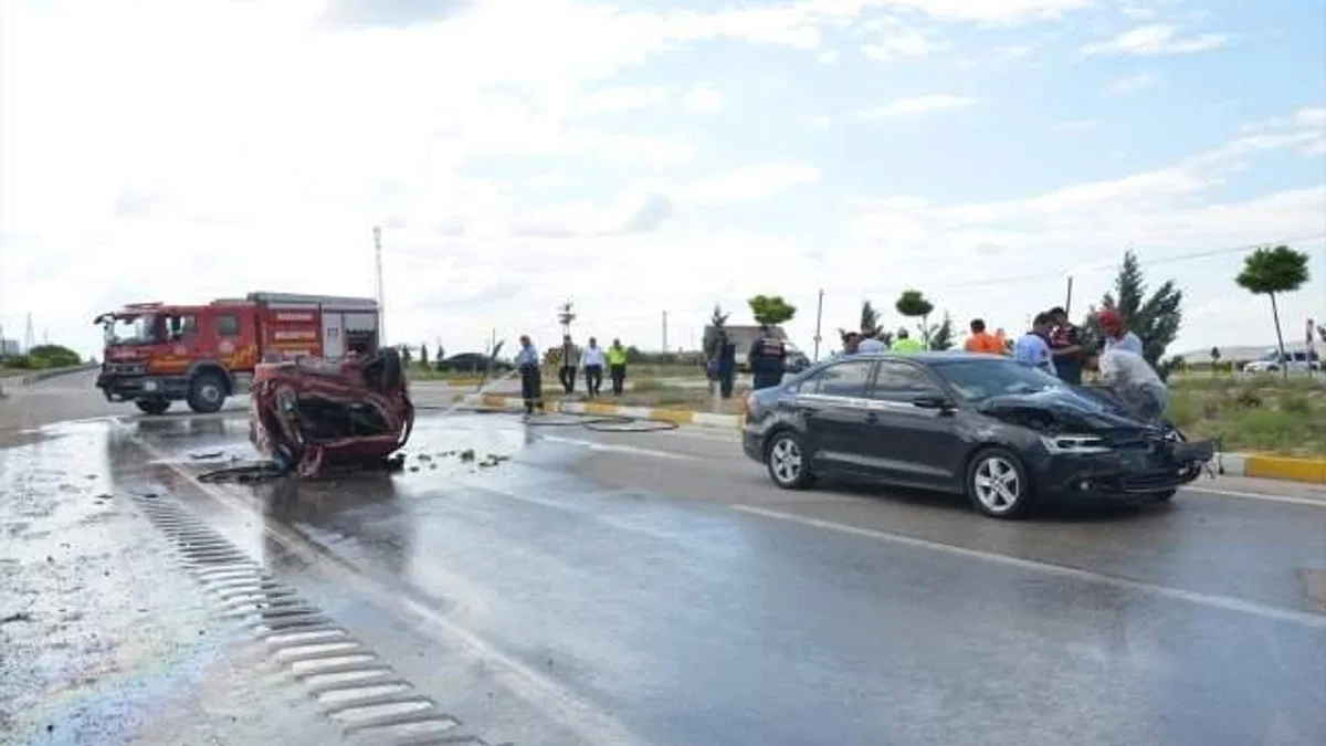 Karaman'da iki otomobilin çarpışması sonucu 4 kişi yaralandı