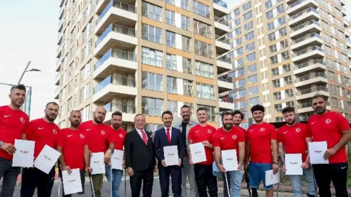 Ampute Milli Futbol Takımı'na evleri teslim edildi