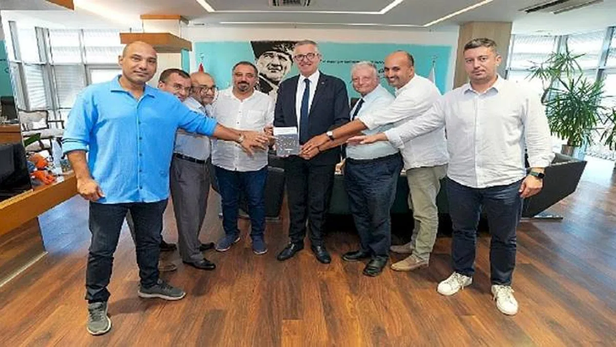 Gazetecilerden Başkan Arda'ya özel hediye