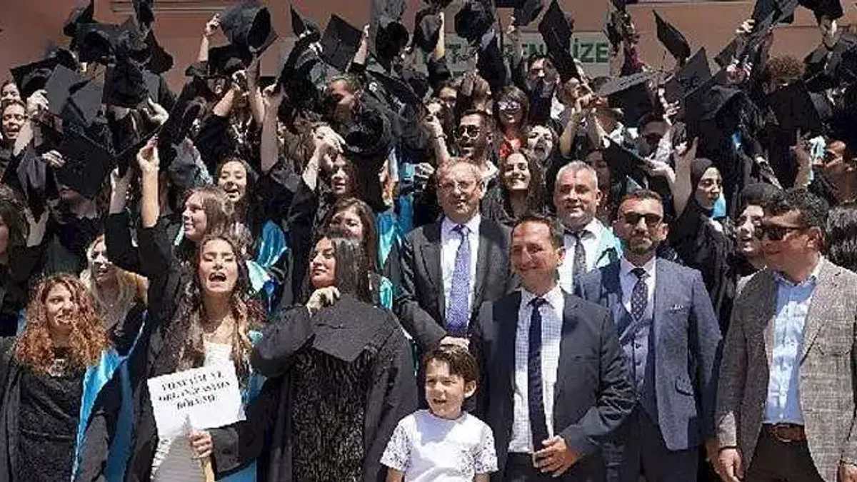 Ayvalık Fidanları'na 800 Türk Lirası Burs Desteği