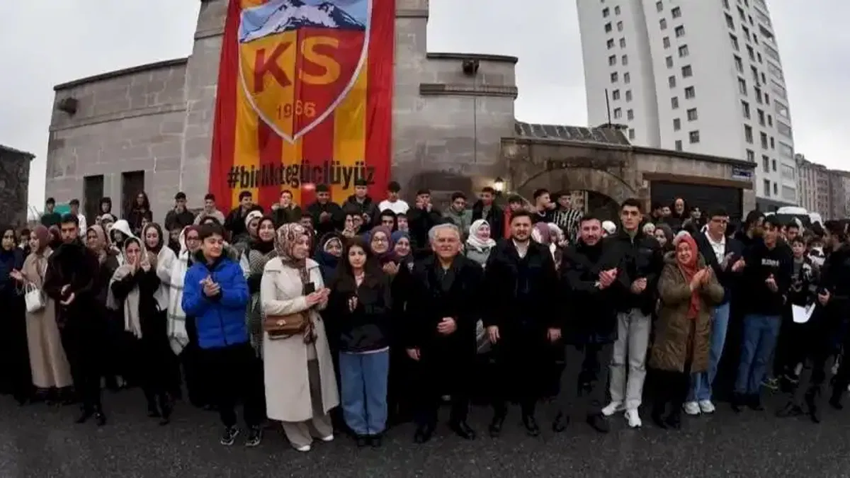 Memduh Büyükkılıç 'Filistin yürüyüşüne' katılan Kayserilileri dualarla uğurladı