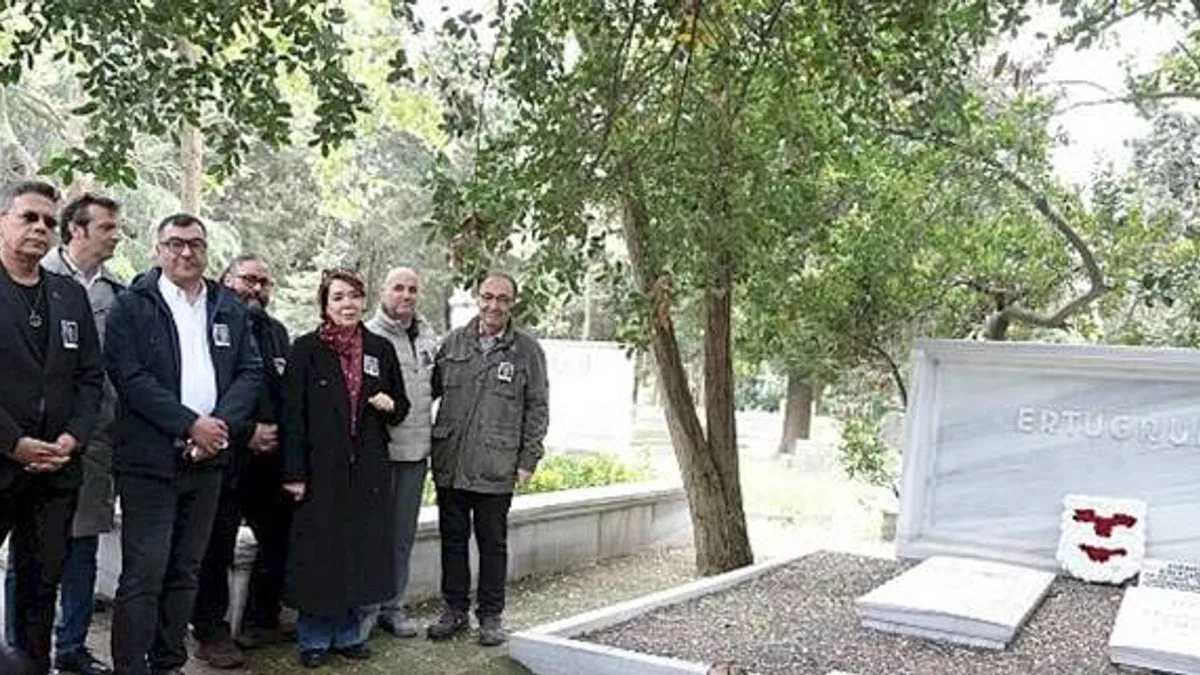 İstanbul Büyükşehir Belediyesi Şehir Tiyatroları, kurucusu, oyuncu, yazar, çevirmen, tiyatro ve sinema yönetmeni Muhsin Ertuğrul'u, ölümünün 45. yıl dönümünde kabri başında andı