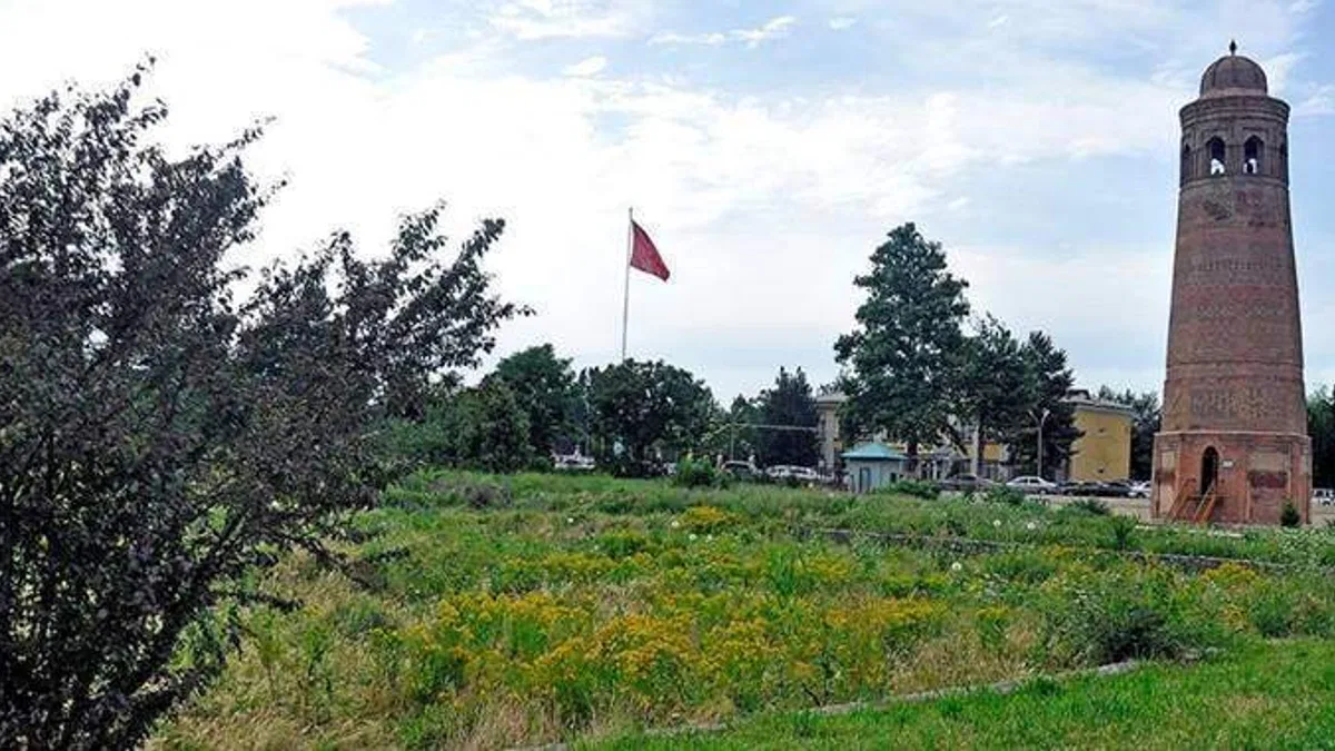 Kırgızistan'daki Özgön Kulesi, güçlü Karahanlı Hanedanı'nın saltanatını simgeliyor