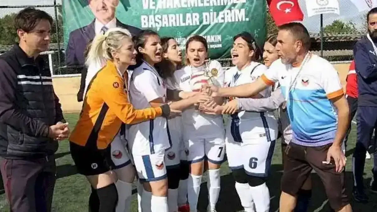 Kadınlar futbol oynarsa dünya yerinden oynar