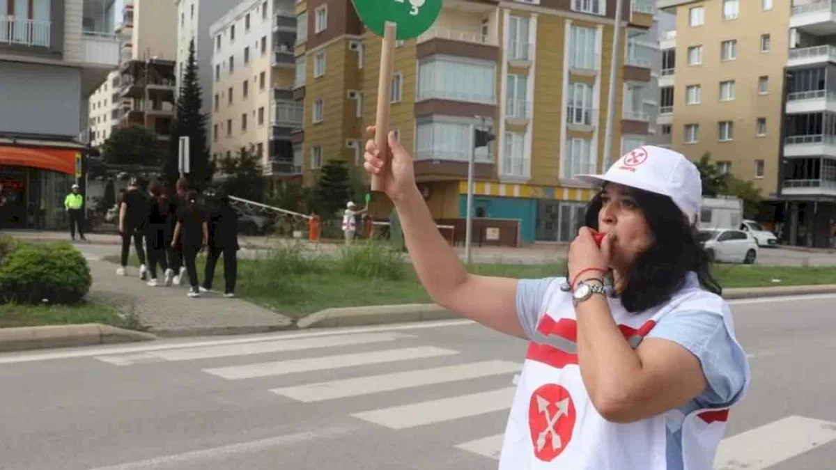 Samsun'da öğrenciler 'okul geçidi görevlisi' ile güvende