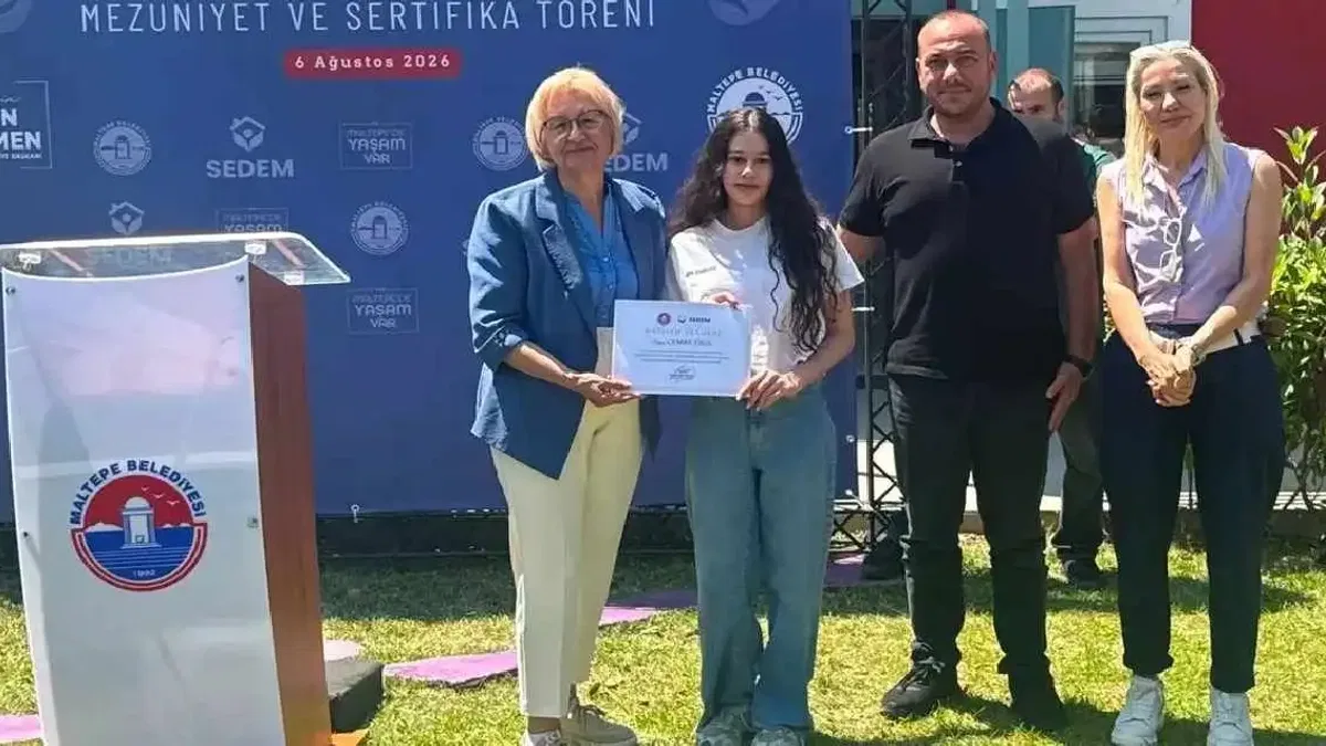 İstanbul Maltepe'de 'İçimdeki Sahne Atölyesi' katılımcıları belgelerini aldı