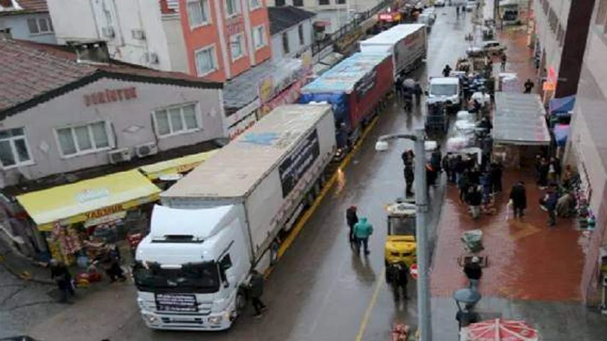 Gölcük'ten 3 tır dolusu yardım malzemesi yola çıktı