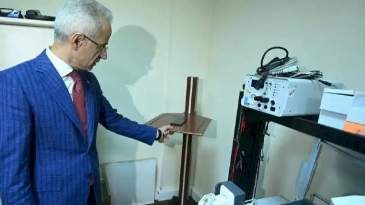 Bakan Uraloğlu'ndan Cep Telefonu Test Merkezi'ne inceleme
