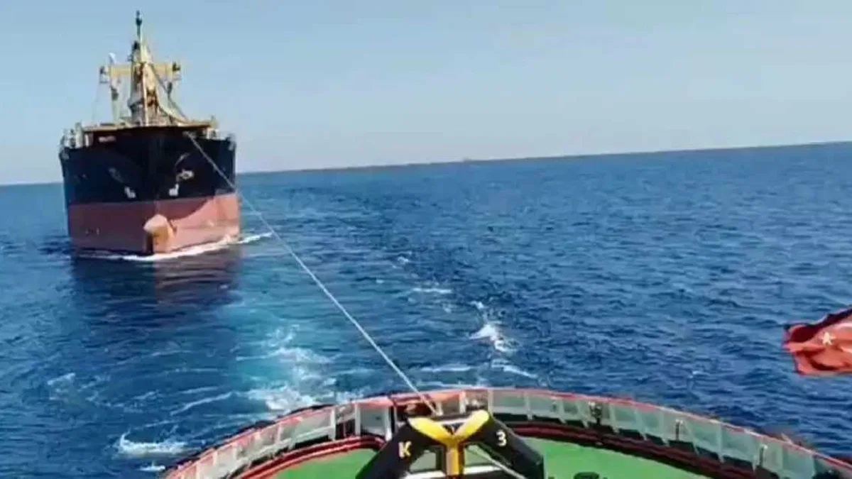 İstanbul Boğazı girişinde arızalanan kuru yük gemisi güvenli bölgeye çekildi