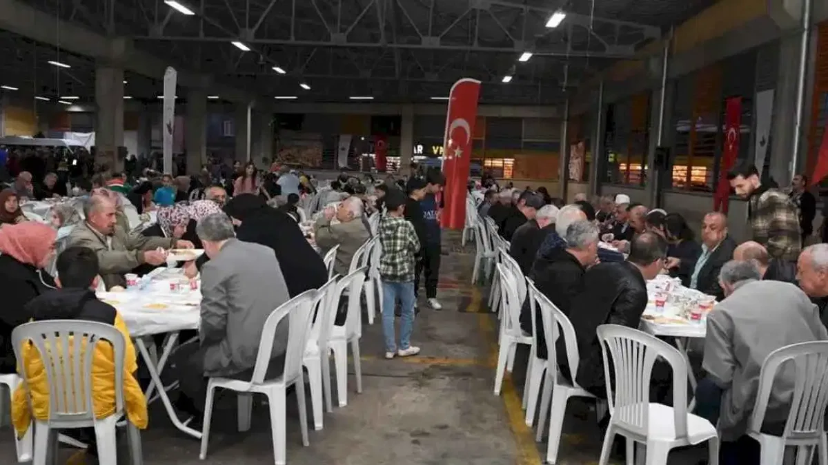 Bursa'da Osmangazi Belediyesi iftar sofrasında buluşturmaya devam ediyor