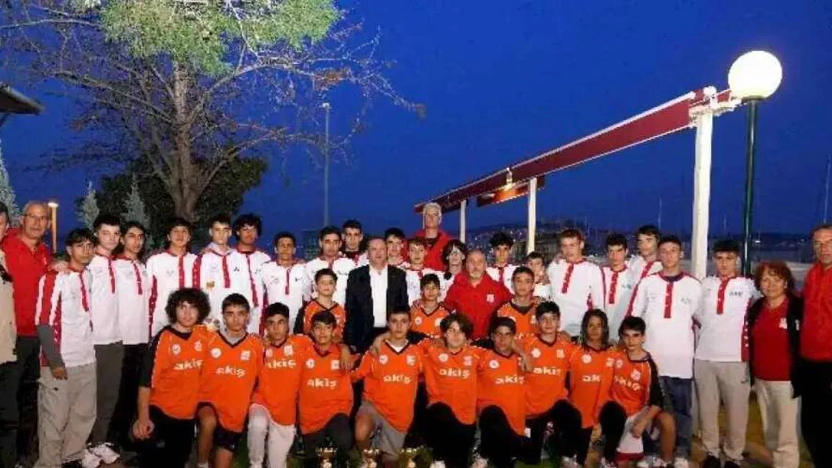 Ayvalıkgücü dev adamlarıyla zaferlerini kutladı