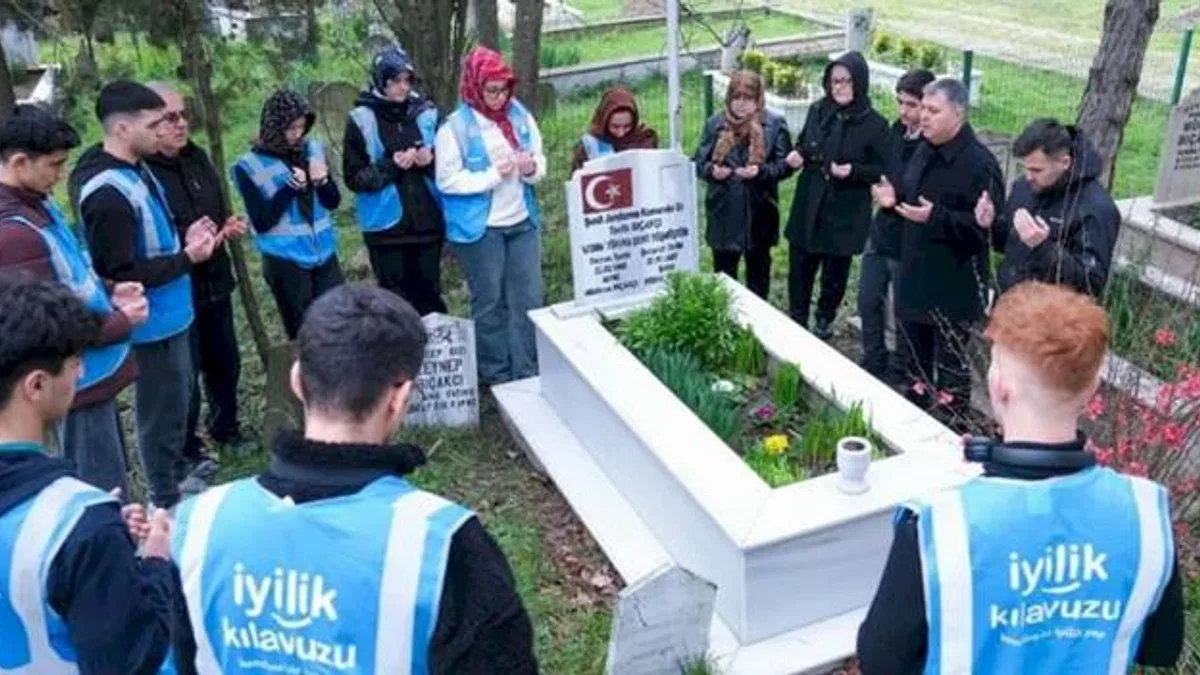 Kocaeli'de gençlerden şehitliğe saygı görevi
