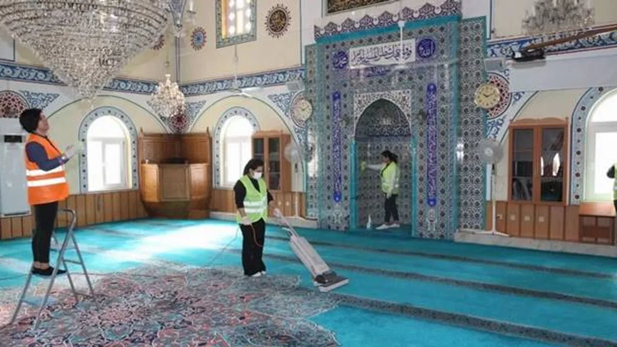 İzmir Çiğli’de bayram öncesi temizlik seferberliği