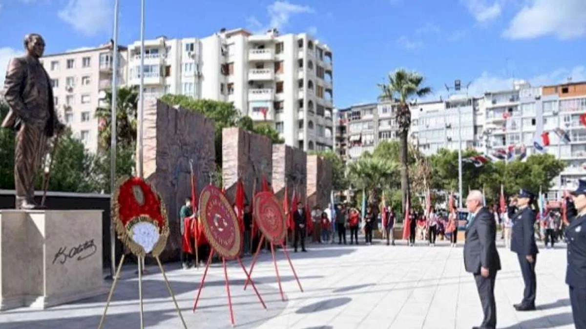 İzmir Karabağlar'ın yeni meydanında çelenkler sunuldu