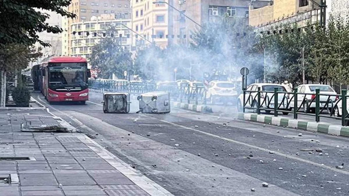 İran'da binlerce kişinin katıldığı Emini'yi anma töreni sonrası polisle bazı göstericiler çatıştı