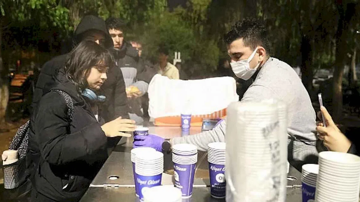 Antalya Büyükşehir'den final haftasında öğrencilere sıcak çorba ikramı