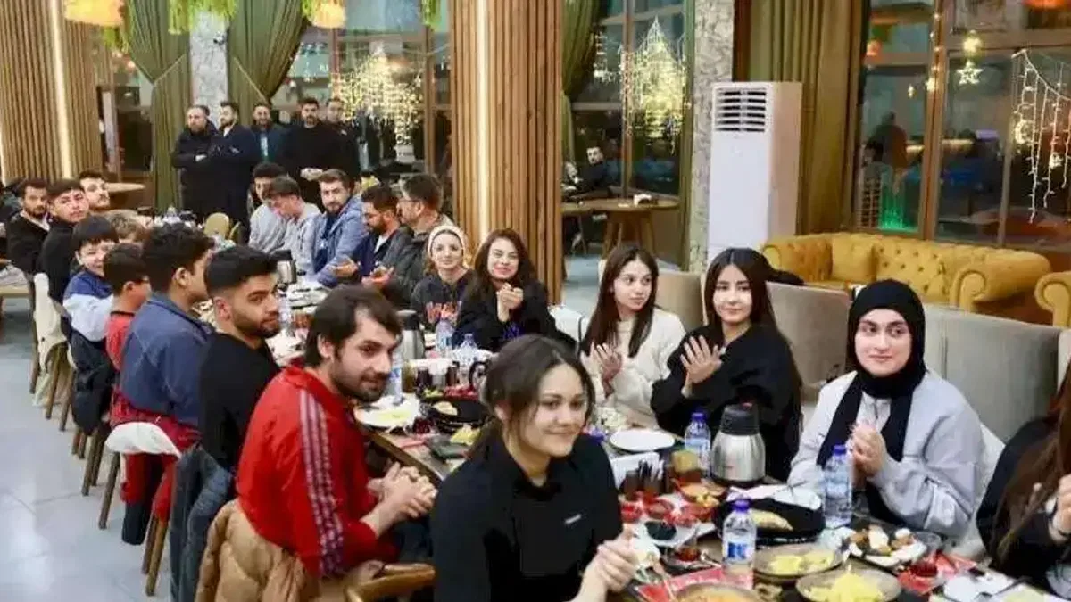 Başkan Rasim Arı Nevşehirli sporcularla sahurda buluştu