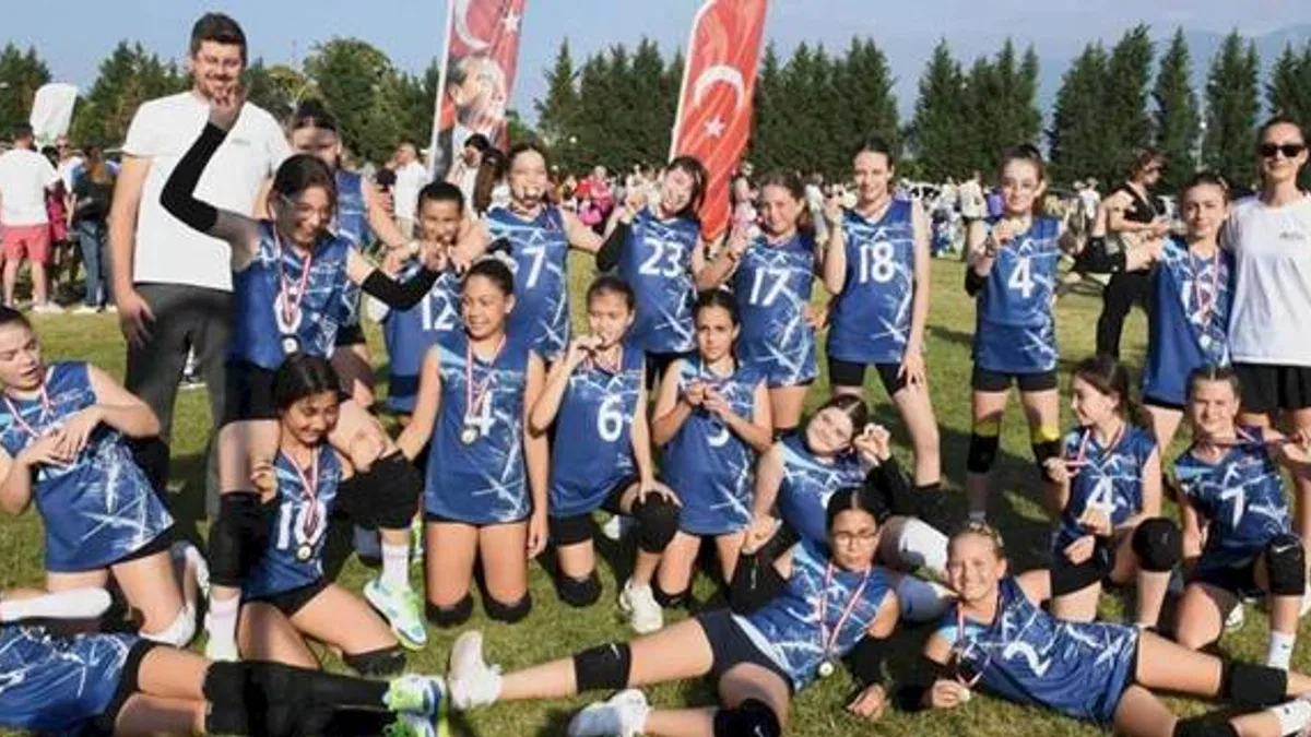 Bursa genç voleybolcuların kalbi Osmangazi'de attı