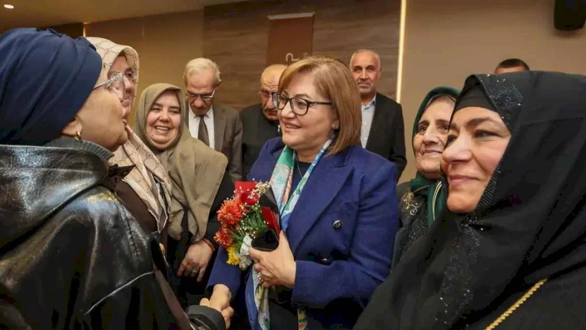 Umreden dönen ikinci kafile başkan Fatma Şahin ile buluştu