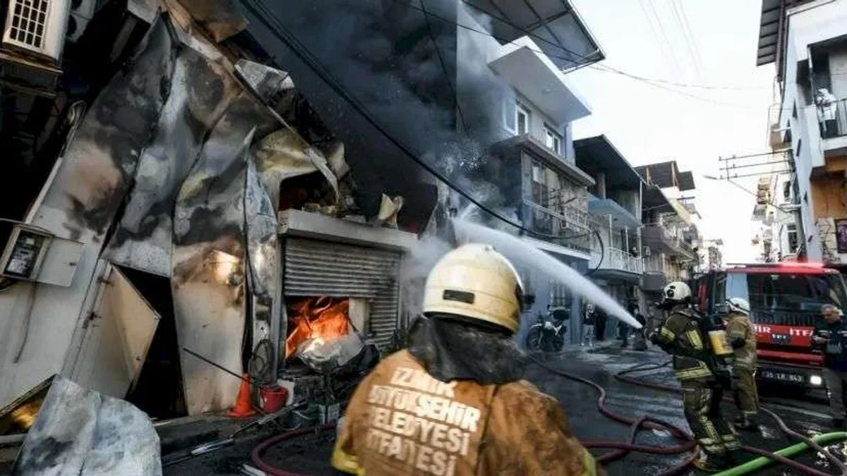 İzmir Buca’da iş yeri yangını panik yarattı