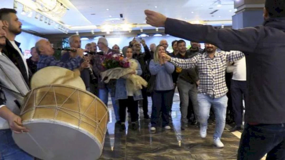 Ulaşımda desteğe davullu kutlama