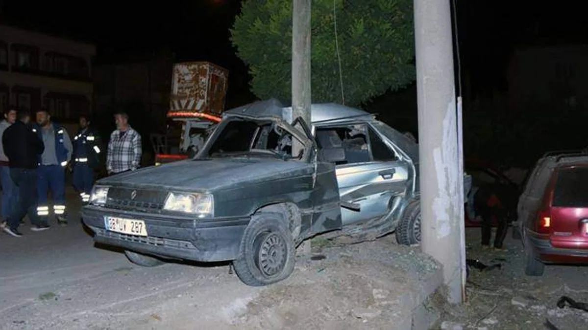 Sivas'ta direğe çarpan otomobildeki 4 kişi yaralandı
