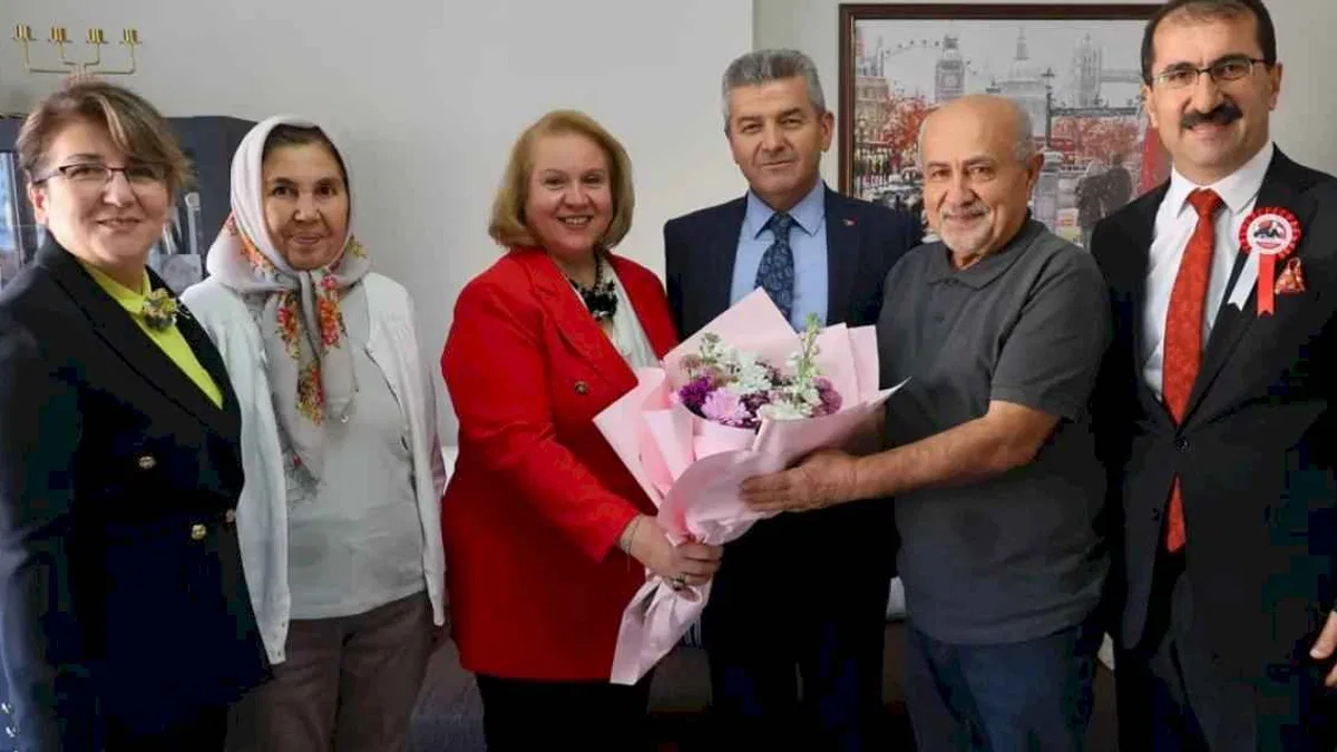 Artvin Valisi Ergün’den emekli öğretmene anlamlı ziyaret