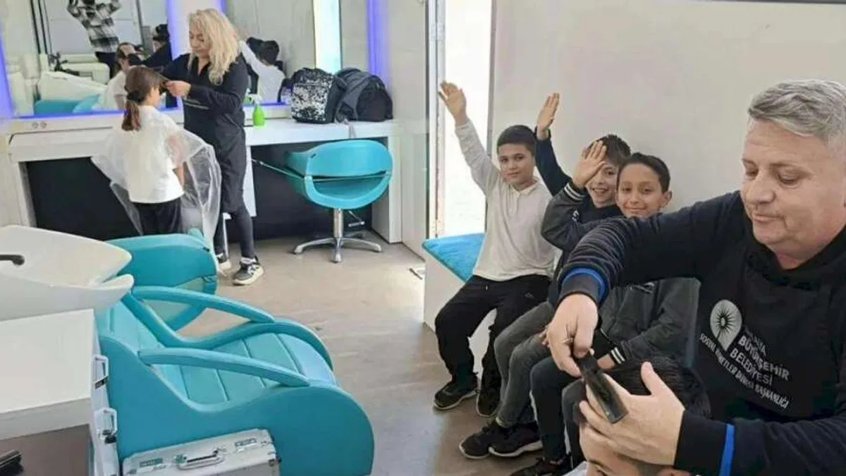 Antalya’da mobil kuaför tırı öğrencilere hizmette