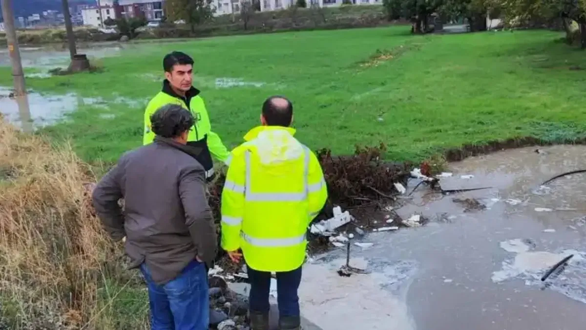 İzmir Bergama aşırı yağışlarla mücadele ediyor