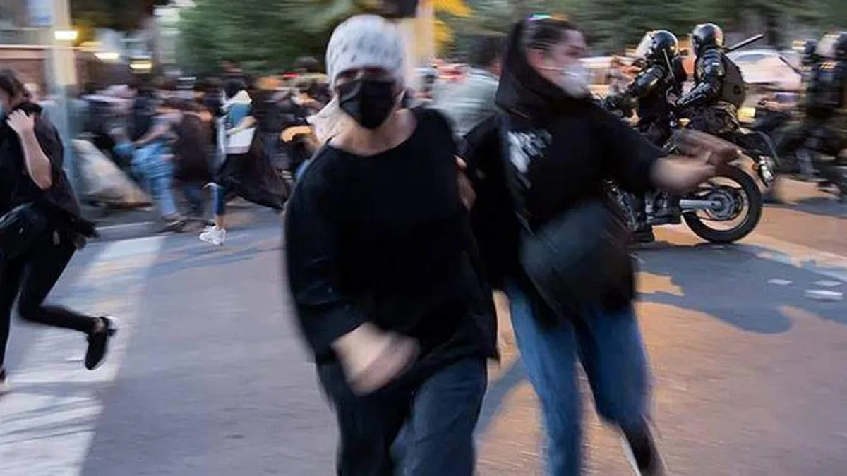 İran'ın Mahabad kentinde polis göstericilere ateşli silahlarla müdahale etti