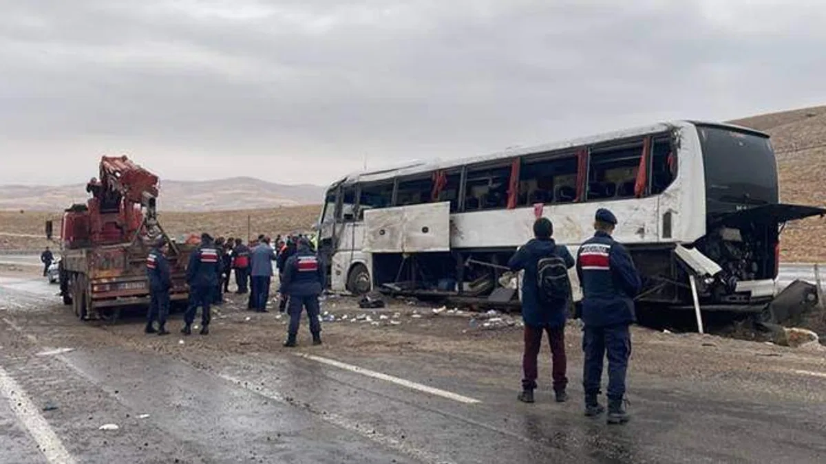 Sivas'ta otobüs devrildi, 2 kişi öldü, 30 kişi yaralandı