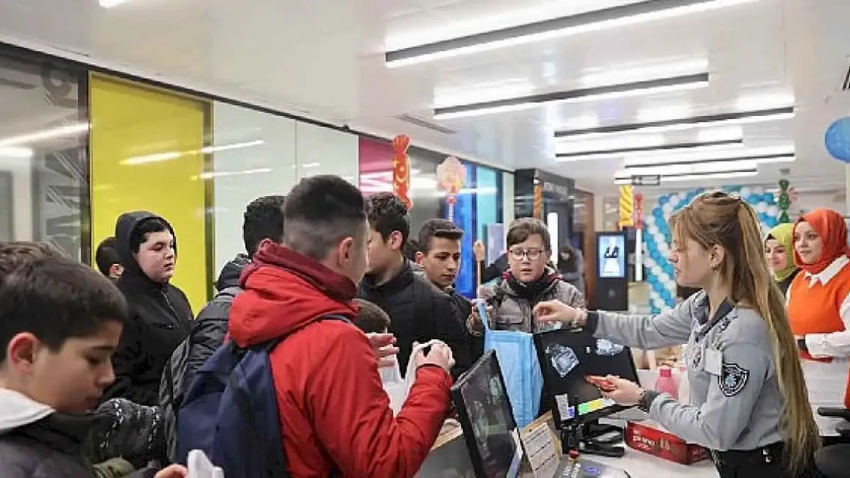 Selçuklu Belediye Başkanı Ahmet Pekyatırmacı, belediye hizmet binasına gelen çocuklara şivlilik dağıttı