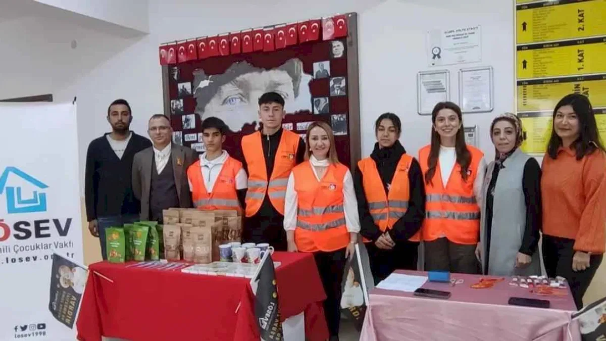 Zekiye Tekin'den lösemili çocuklara ziyaret