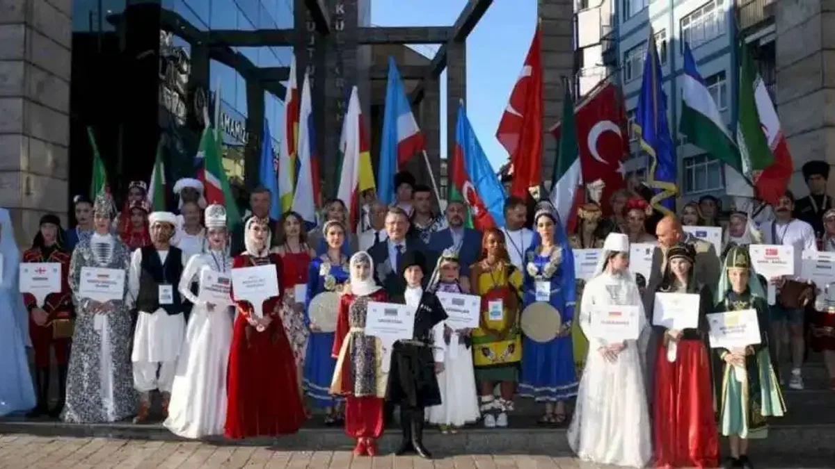 Dünya barışı için horon ile el ele
