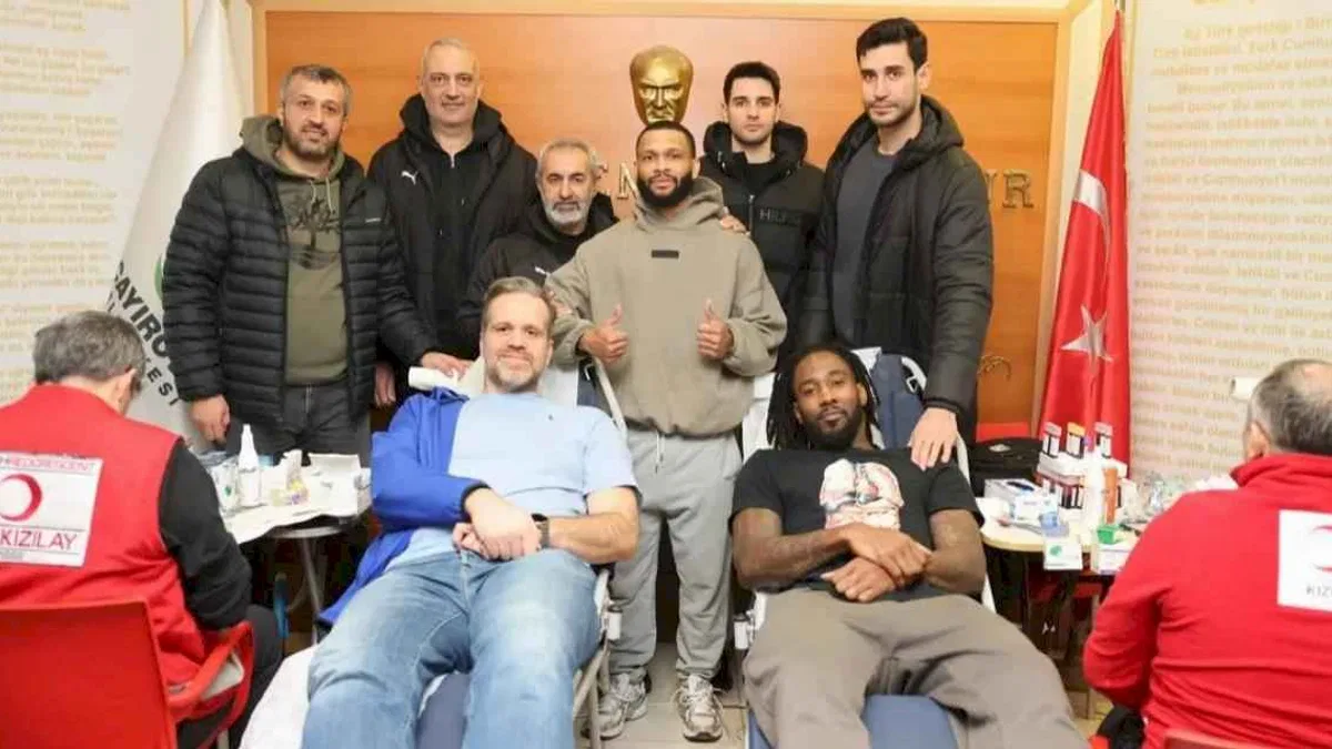 Dev adamlar kan bağışında bulundu