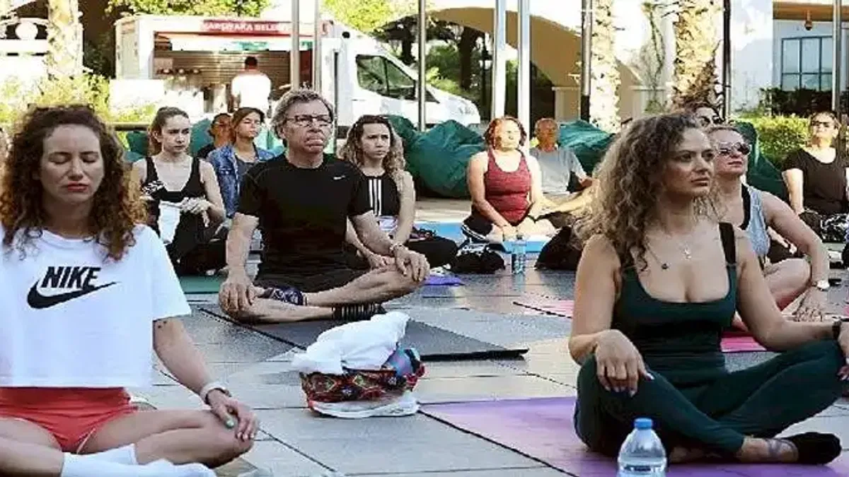 Karşıyaka'da en uzun güne yoga ile başladılar