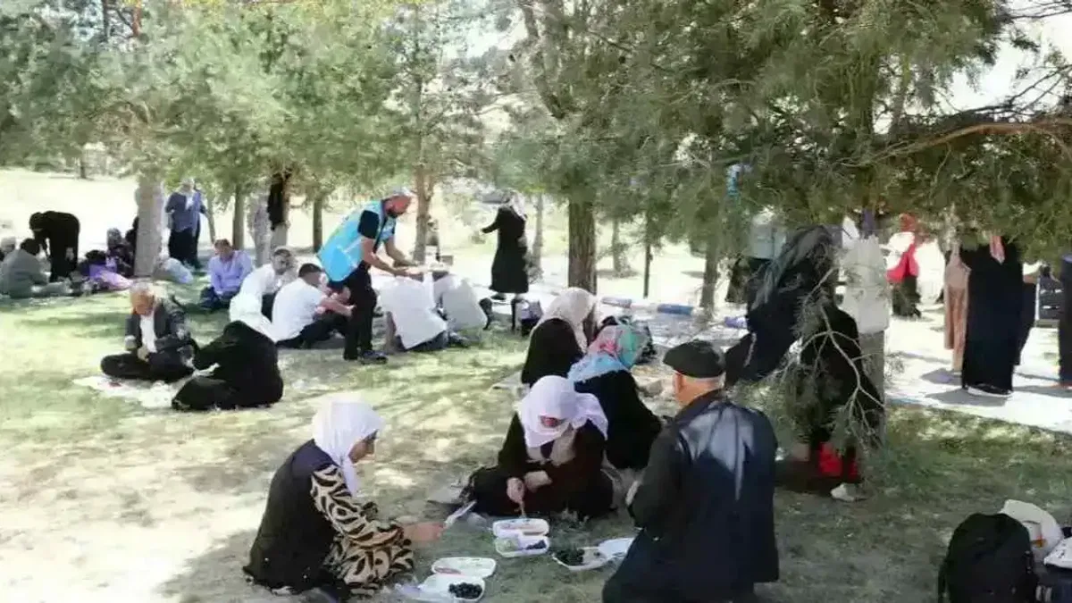 Yaşlı bireyler Van Gölü kıyısında huzur buldu