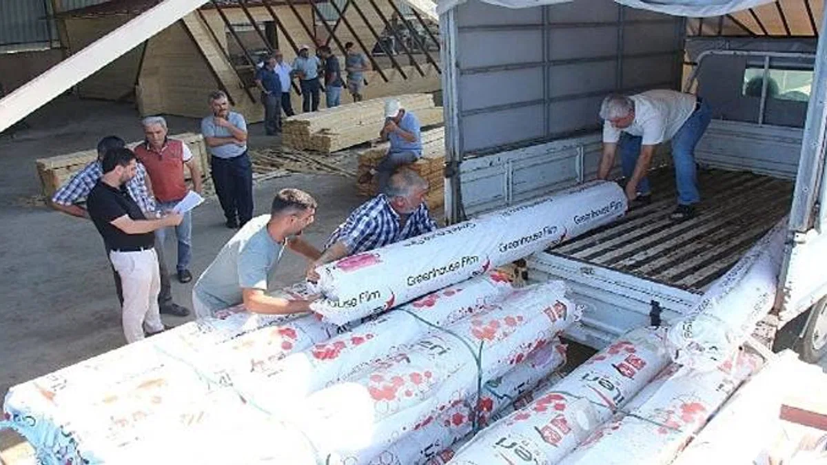 Antalya Büyükşehir'den Aksulu çiftçilere sera naylonu yardımı