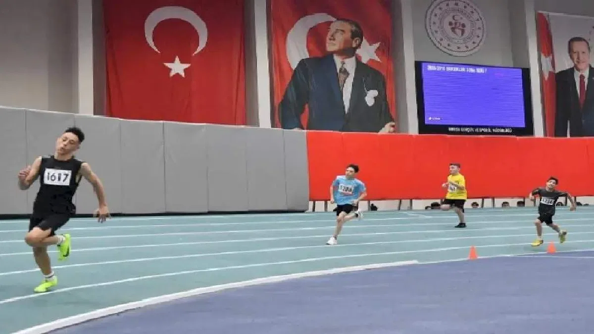 Bursa'da Osmangazi Atletizm Salonu'nda gençlik rüzgarı
